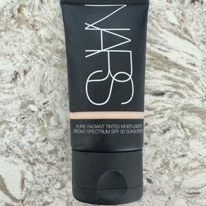 Finland 1 light tinted moisturizer by NARS